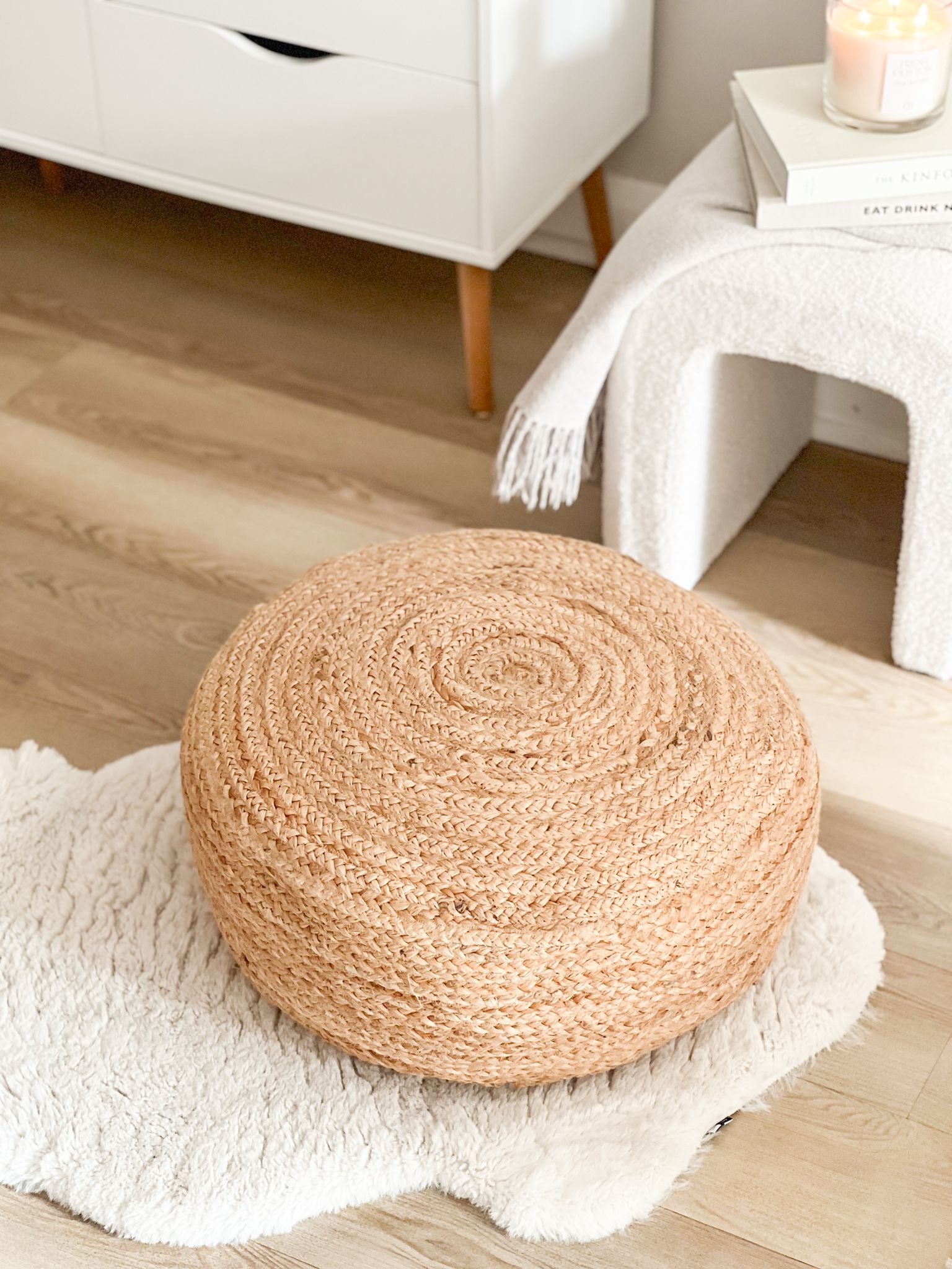 Natural round jute pouffe