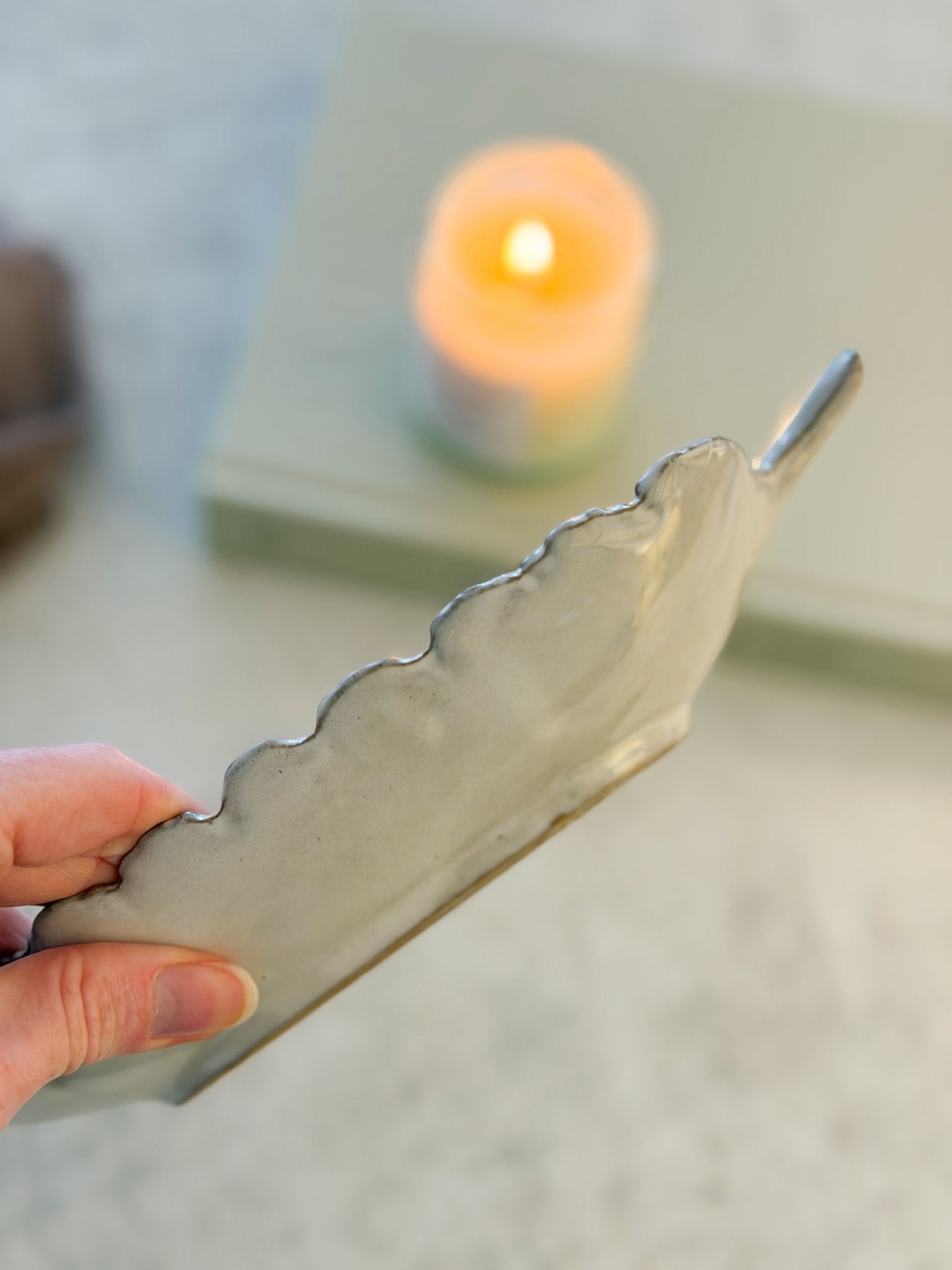 Pretty decorative footed ceramic leaf dish/tray
