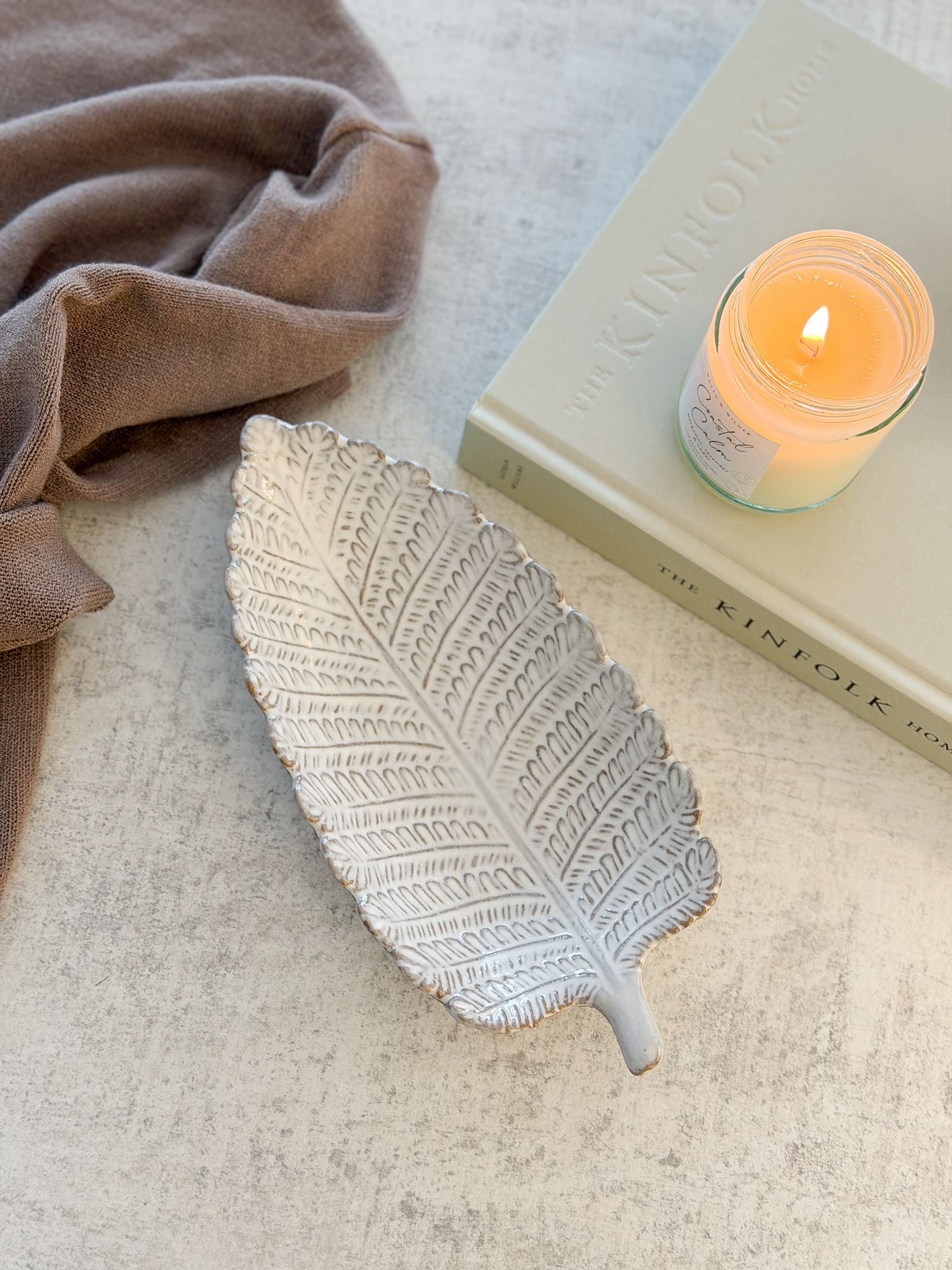 Pretty decorative footed ceramic leaf dish/tray