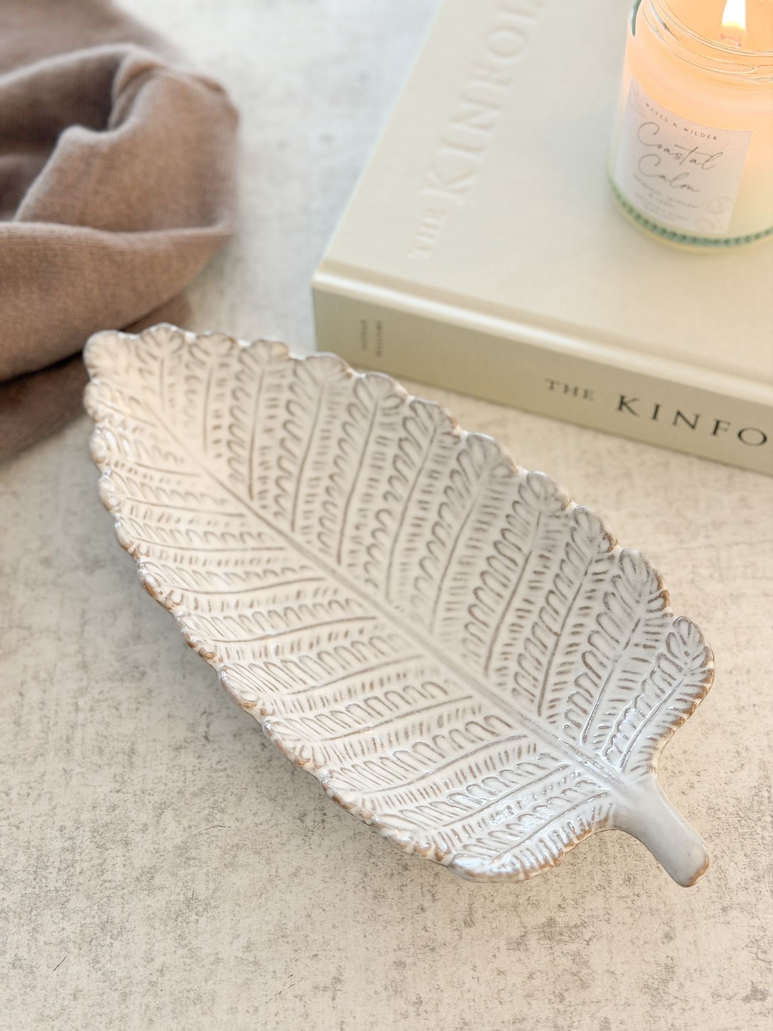 Pretty decorative footed ceramic leaf dish/tray
