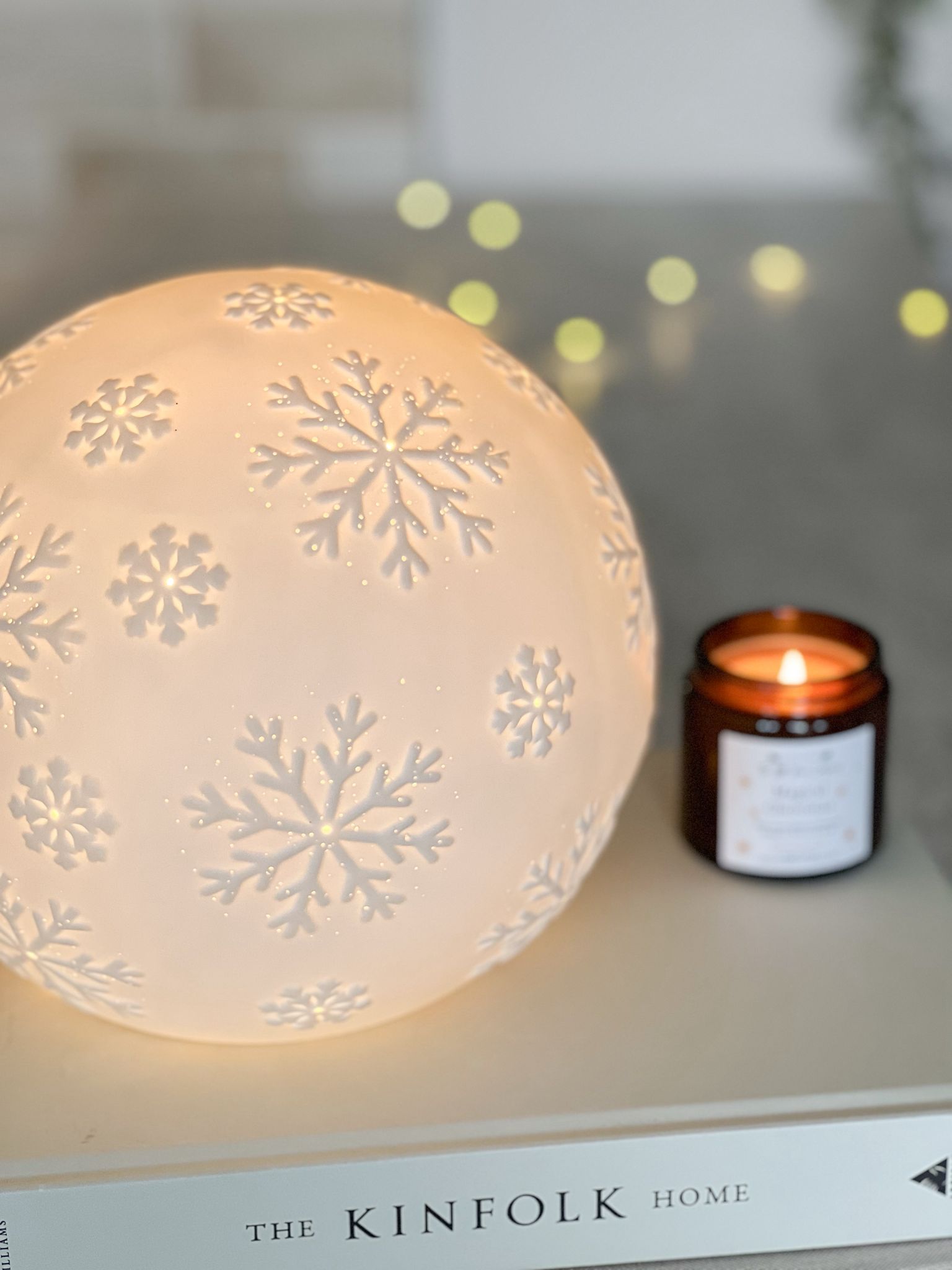 White light up snowflake ball lamp